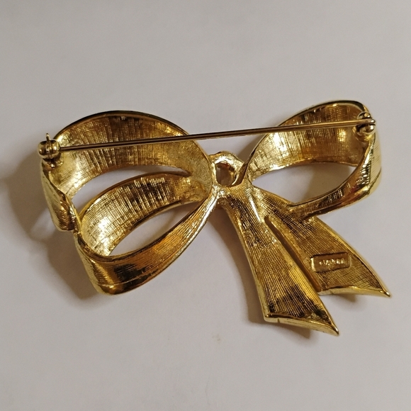 Vintage Signed Avon Gold Tone Textured Ribbon Brooch with‎ Rhinestones - Picture 2 of 3